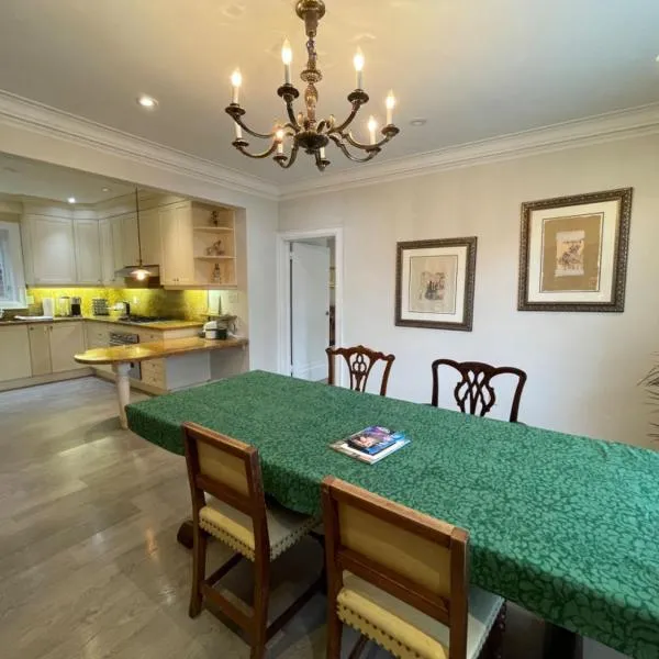 Private Suite in Forest Hill with full kitchen and parking, hotel v destinaci Toronto