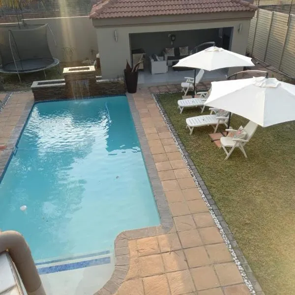 REALJOY GUEST SUITES, hotel v destinaci Centurion