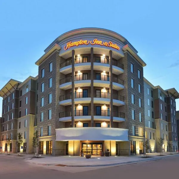 Hampton Inn & Suites Des Moines Downtown, hotel di Millman