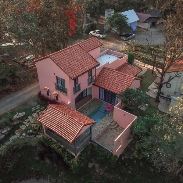 Pink Villa by Tubtao Sleepy Hill, hotel v destinaci Pong Talong