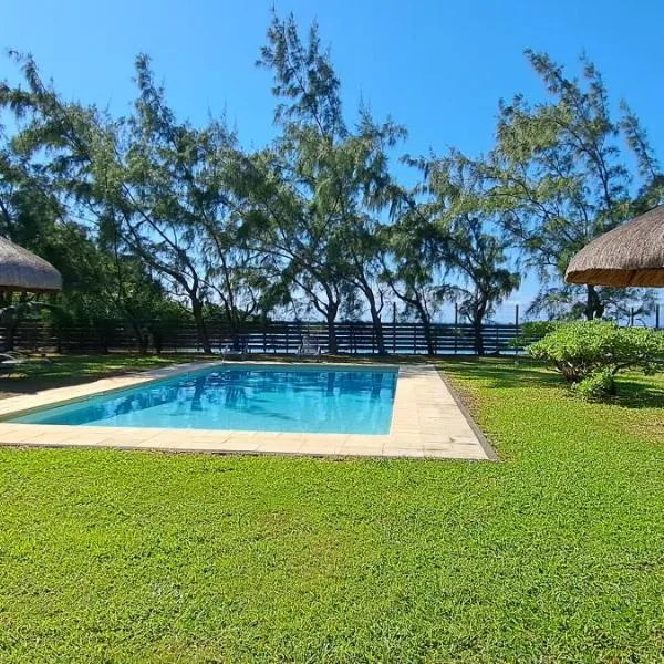 Clair de Lune - Private 2 Bedrooms Beachfront Villa, hotel in Trou d'Eau Douce