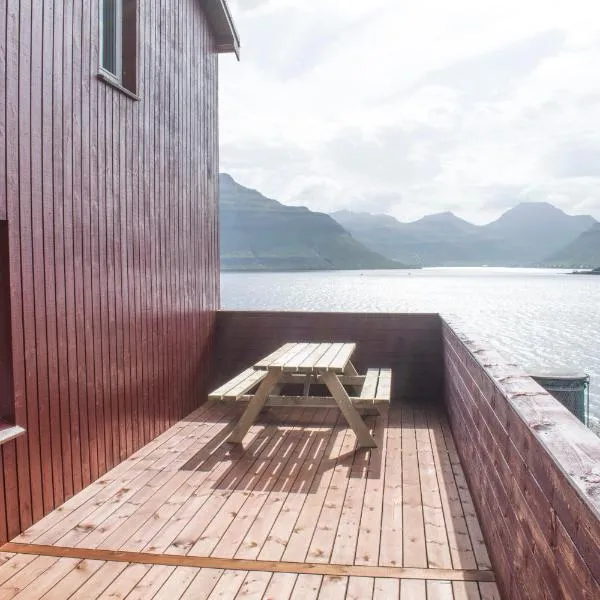 The Cozy red house with Amazing sea view, hotel in Morskranes