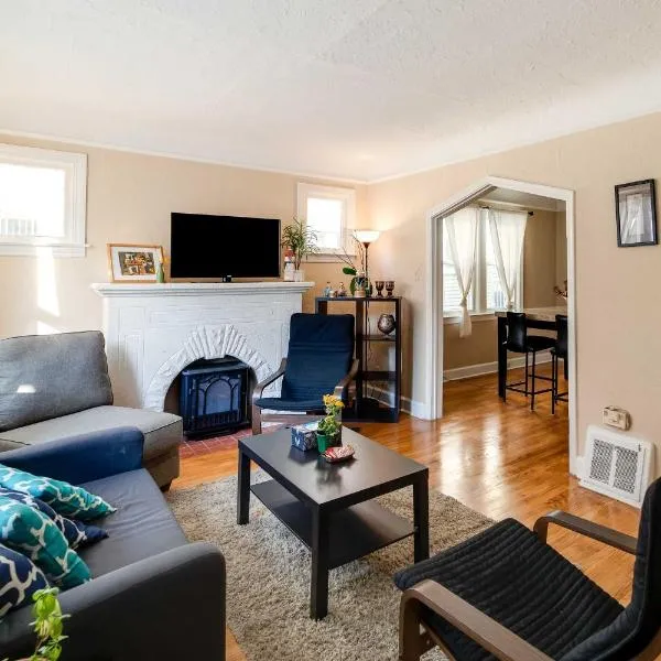 Ferndale Apartment with Yard - Near the Detroit Zoo!, hotel di Ferndale