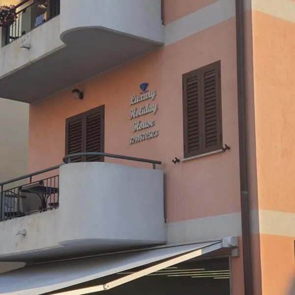 LUXURY HOLIDAY HOUSE, hotel a Diamante