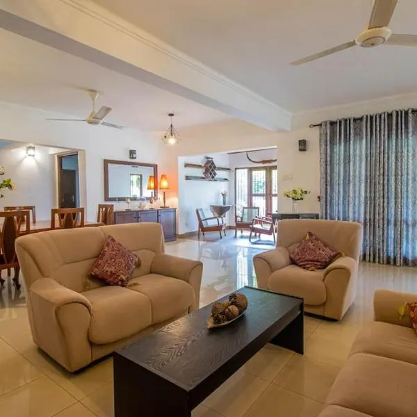Spacious 4BR 4BA Family Villa wt Balcony & Lavish Garden, hotel v destinaci Ratmalana
