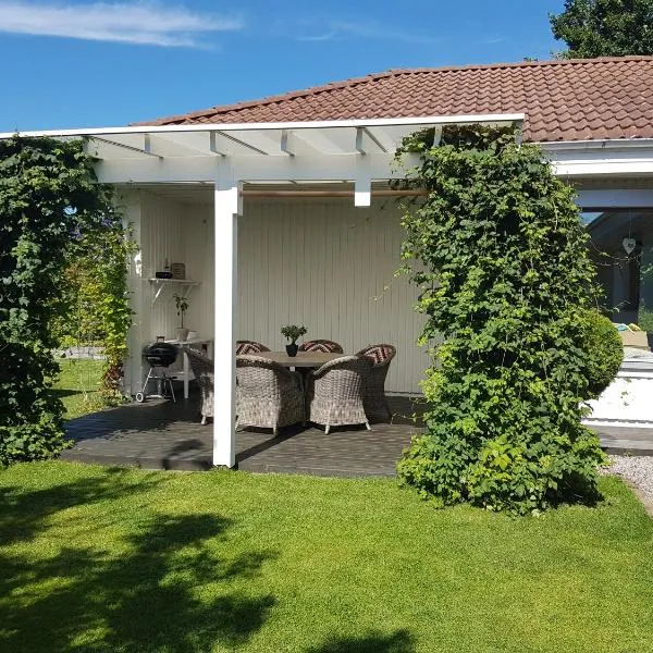 Holiday home close to forest, lake and skiing, Hotel in Ulricehamn