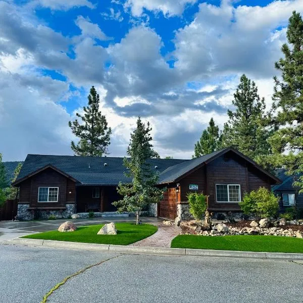CUSTOM SINGLE STORY CABIN WITH JACUZZI POOL TABLE & BIG GAME ROOM WITH ARCADE games, hotel in Big Bear Lake