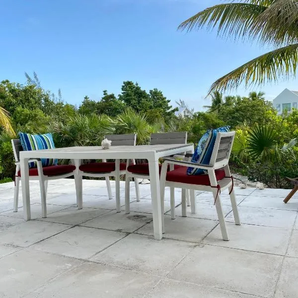 SeaSide Townhome, Spacious 2br 3bath Leeward Grace Bay, Providenciales, walk to beach, hotell i Whitby