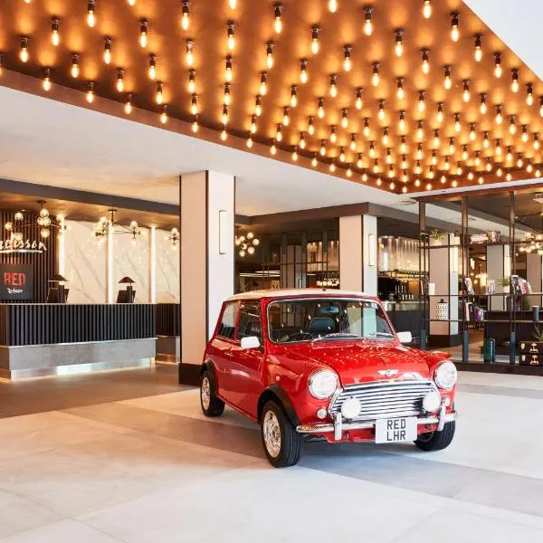 Radisson RED London Heathrow, hotel v destinaci Harmondsworth