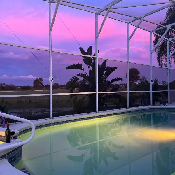 Entire home with pool and lake view and Golf course by Disney, Hotel in Davenport