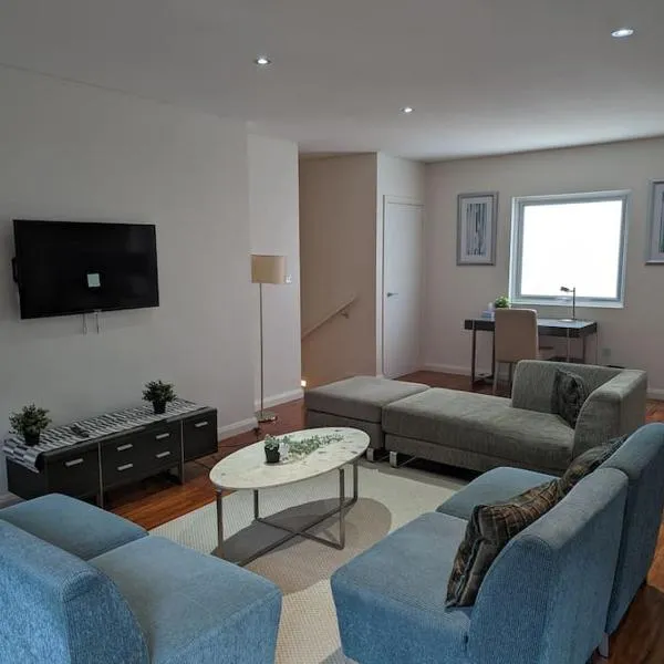 Spacious 2 bedroom apartment @Kingston Foreshore, hotel in Kingston 