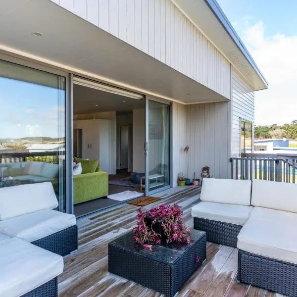Sun Chaser's Lookout - Mangawhai Heads Home, hotel v destinaci Mangawhai