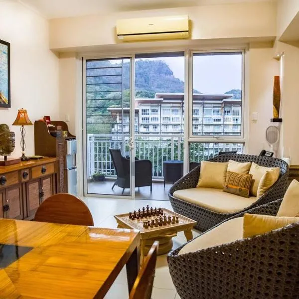 Family beach apartment with lagoon view at Pico de Loro、Hamiloのホテル