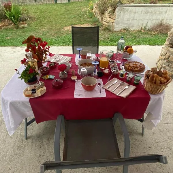 Chambre douillette, calme, lit queen size wifi, hotelli kohteessa Avrillé