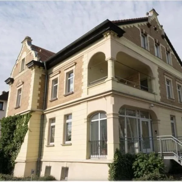 Ferienwohnung direkt am Kurpark mit Gradierwerk Solestadt, hotel v destinaci Bad Dürrenberg