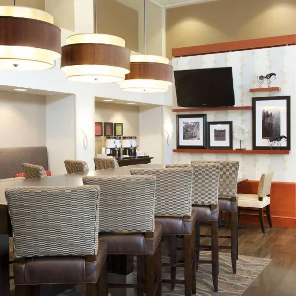 Hampton Inn & Suites Pittsburgh-Meadow Lands, hotel in Washington
