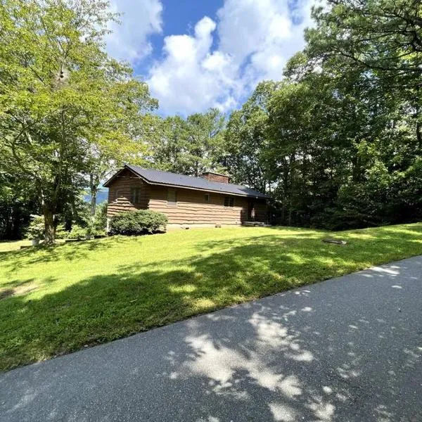 Peaceful Mountain Top Cabin with Beautiful Views、ブラック・マウンテンのホテル