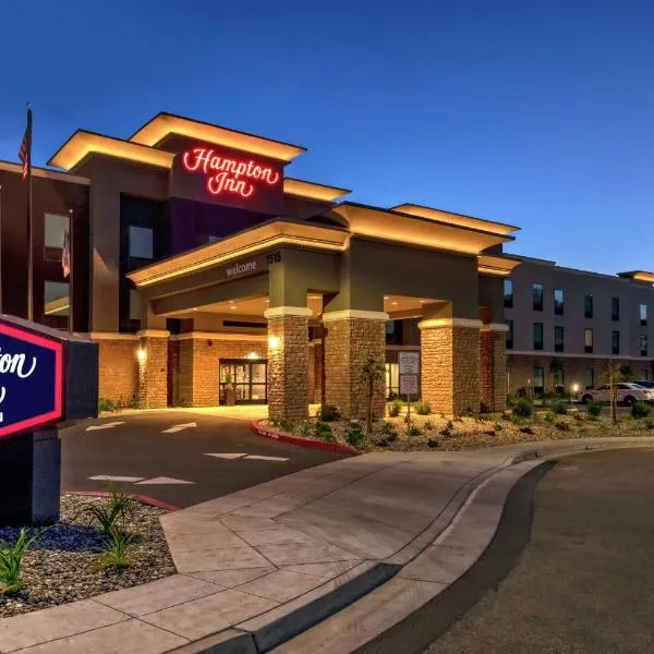 Hampton Inn Fresno Airport, hotel di Fowler