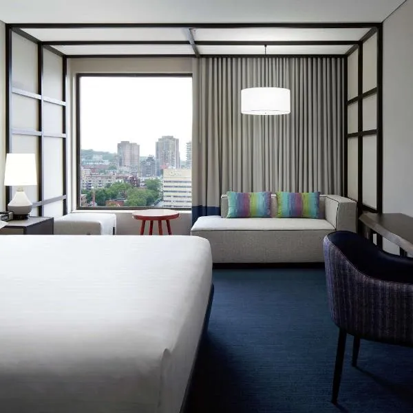 DoubleTree By Hilton Montreal, hotel in Montréal