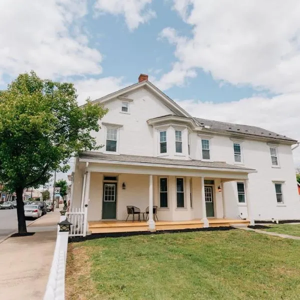 Newly Renovated Vintage Inspired Large 4 BR Home, hotel v destinaci Mount Joy