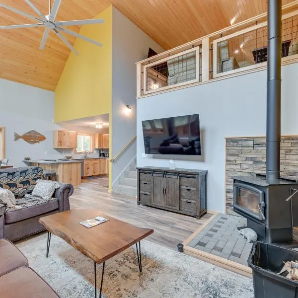 Soldotna Home w/ 2 Living Areas & Spacious Porch, Hotel in Soldotna