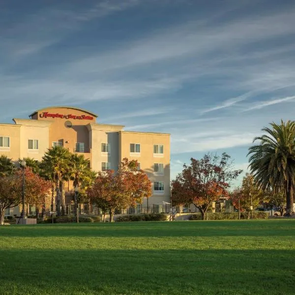 Hampton Inn & Suites Suisun City Waterfront, hotel di Cordelia Junction