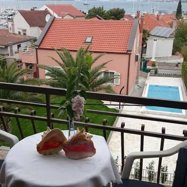 Guesthouse Adriatic, hotelli kohteessa Biograd na Moru