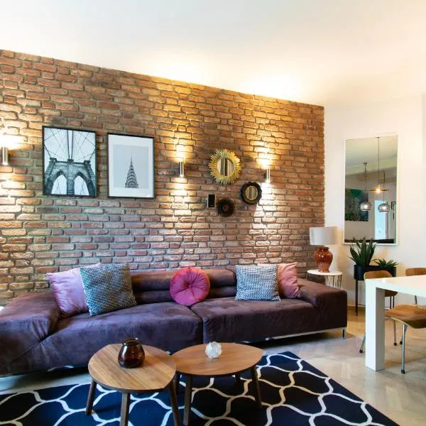 Spacious 3BR apartment with AC in living room, 2 balconies, hotelli Krakovassa