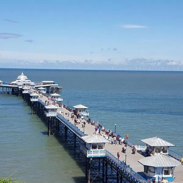 BODLONDEB CASTLE BED & BREAKFAST { CENTRAL LLANDUDNO}, hotel in Llandudno
