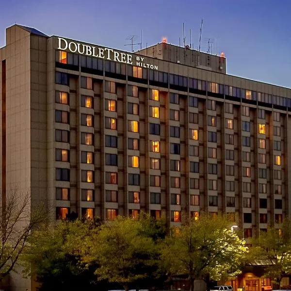 DoubleTree by Hilton Hotel St. Louis - Chesterfield، فندق في تشيسترفيلد