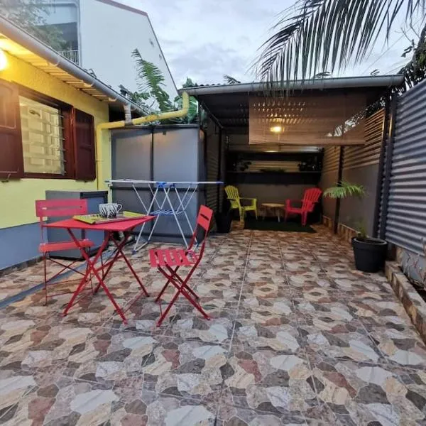 Studio avec grande terrasse, hotel v destinaci Saint-Denis