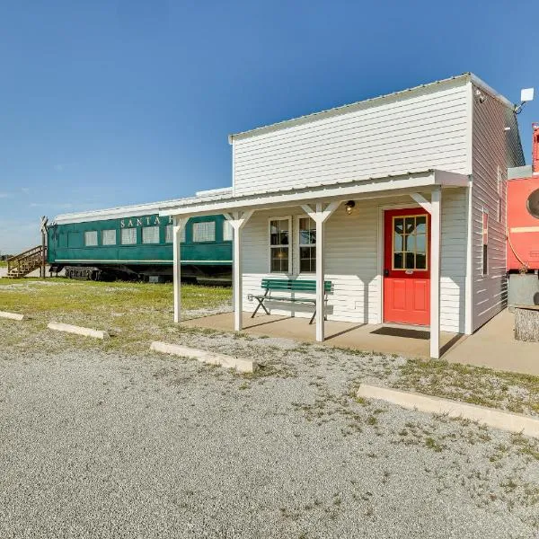 Charming Converted Railcar Studio in Joplin!, hotel in Joplin