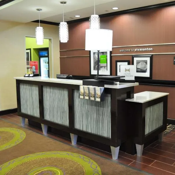 Hampton Inn Pleasanton: Jourdanton şehrinde bir otel