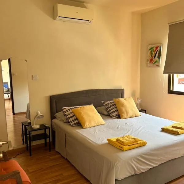 Extremely comfy apt with spacious private terrace 10min walk to the beach & in Town, hotel v destinaci Larnaka