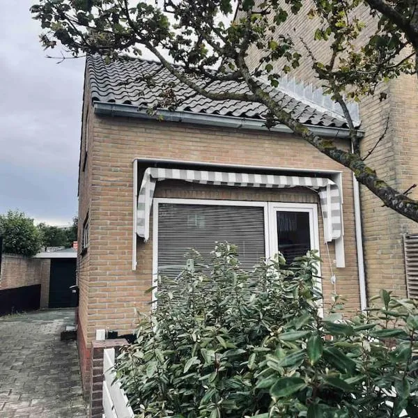 Tiny beachhouse - free parking, Hotel in Noordwijk