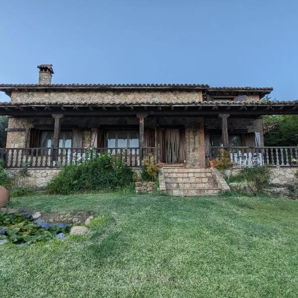 Finca Alegrías, hotel in Candeleda