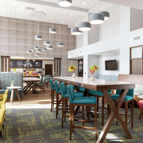 Hampton Inn & Suites Pittsburgh New Stanton PA، فندق في Mount Pleasant