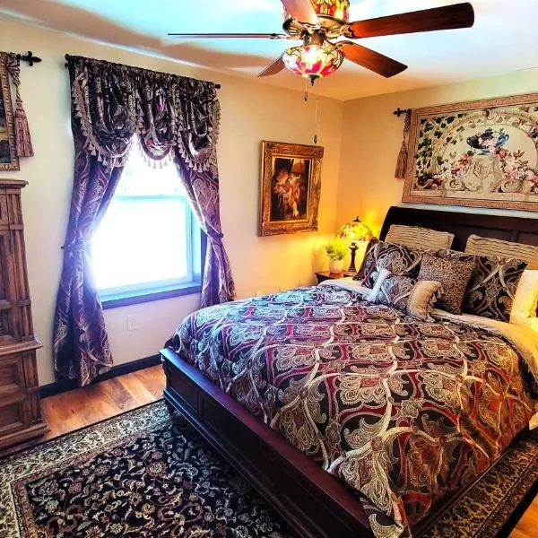 The Sovereign Suite - Cozy And Convenient With Home Theater, hotel in Old Town
