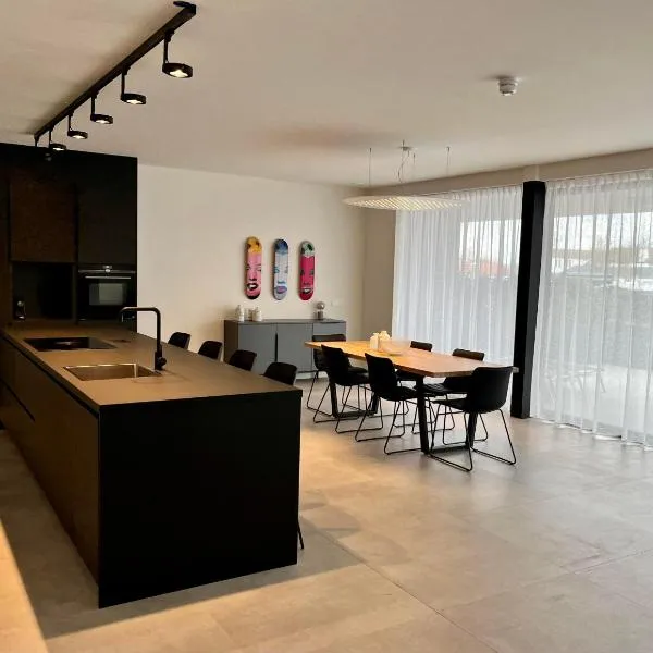 Design Apartment with 60m² terrace - heated inside pool and wellness facilities - very close to the beach, hotel in Cadzand