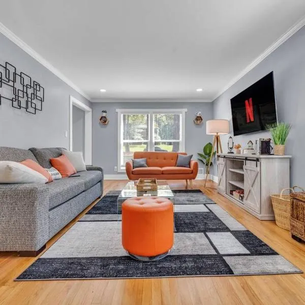 NEW! Modern Luxury w/ Pool Table 3BR/5BD Sleeps 10, hotel in Decatur