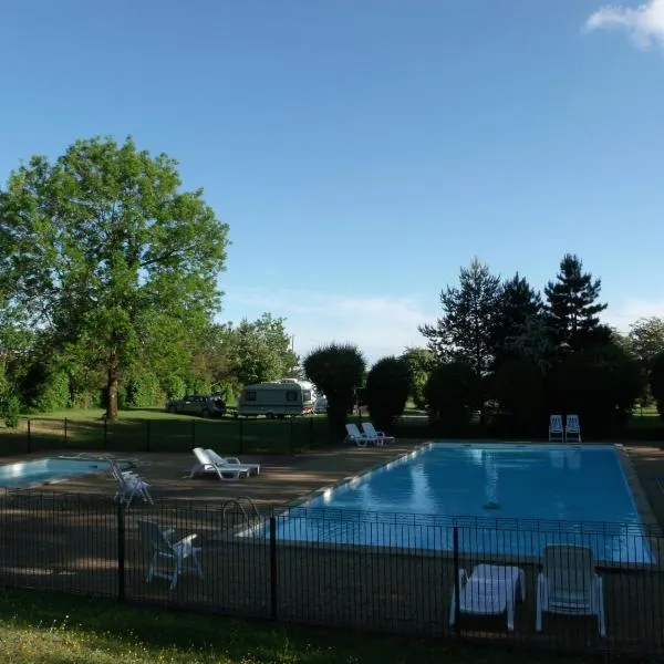 Camping de la Croix d'Arles – hotel w mieście Bourg