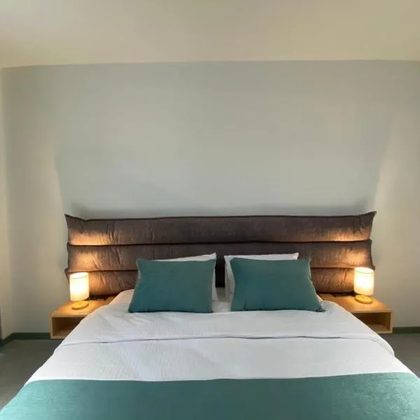 H2O, Hotel in Ureki