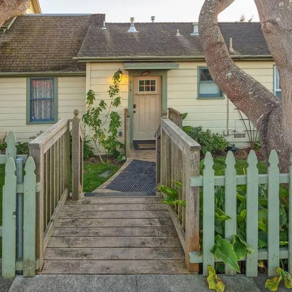 Downtown Digs-Sauna, Hot Tub, Bikes - Fun Times!, hotel in Arcata