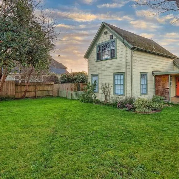 Downtown Drift-Hot Tub,Sauna,Bikes,Pet Friendly, hotel in Arcata
