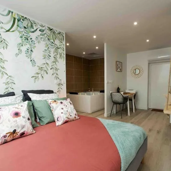 Love Room et spa - Le Cocon, hotel em Aubie-et-Espessas