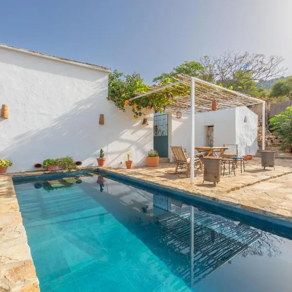 Casa CORTIJO con piscina privada, hotel v destinácii Facinas