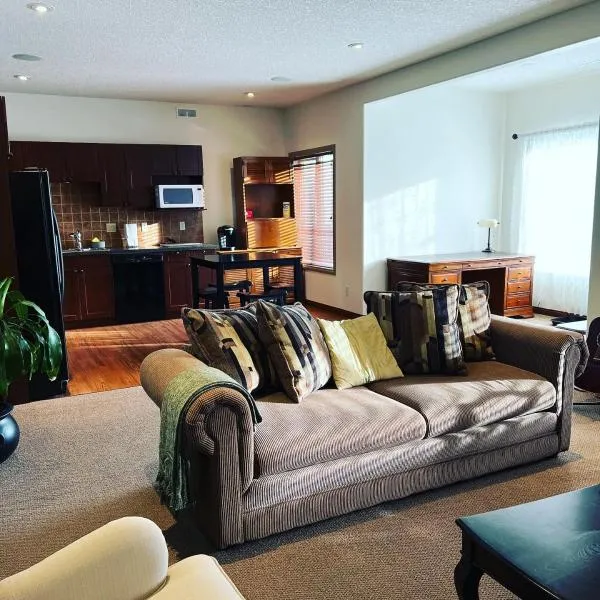 Cochrane’s Finest Airbnb, hotelli kohteessa Cochrane