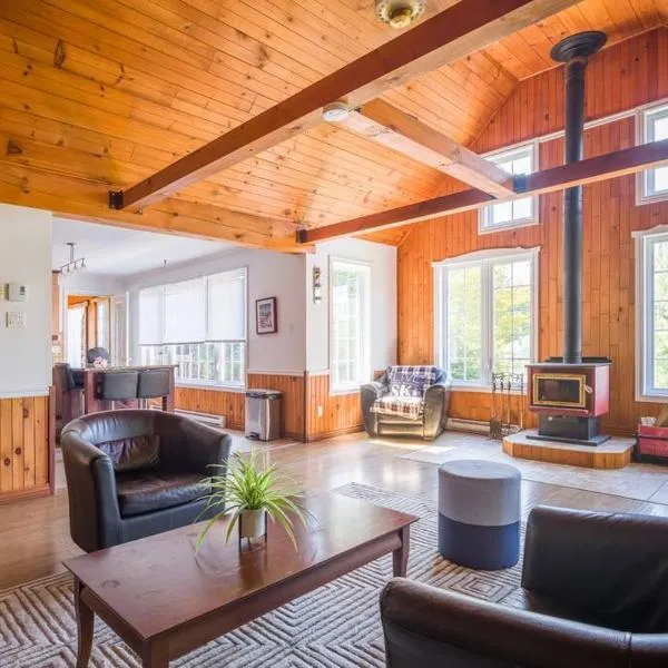 Le rocher - St-Adolphe, hotel in Saint Adolphe D'Howard