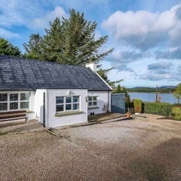 Traditional Cottage with Private Hot Tub in the Heart of Donegal, hotel v destinaci Letterkenny