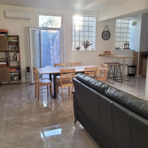 grand appartement avec jardin, en cœur de ville, hotel em Casteljaloux